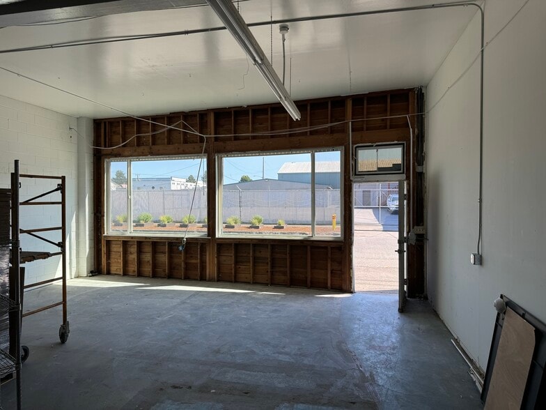 More Photos Of 1114 N 97th St, Seattle Showroom For Sale