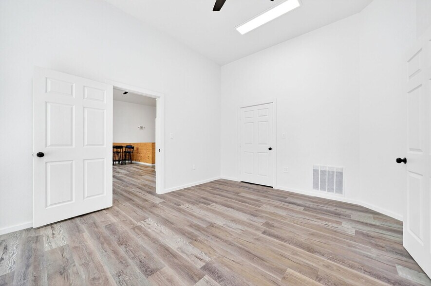 More Photos Of 201 N Bois D Arc St, Forney Storefront For Sale