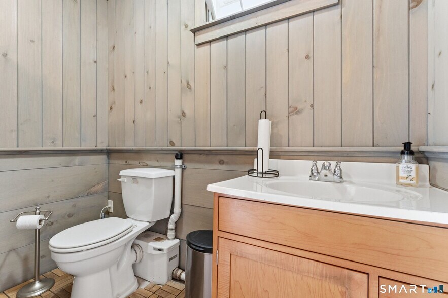 More Photos Of 139 Riverside Dr, Thompson Freestanding For Sale