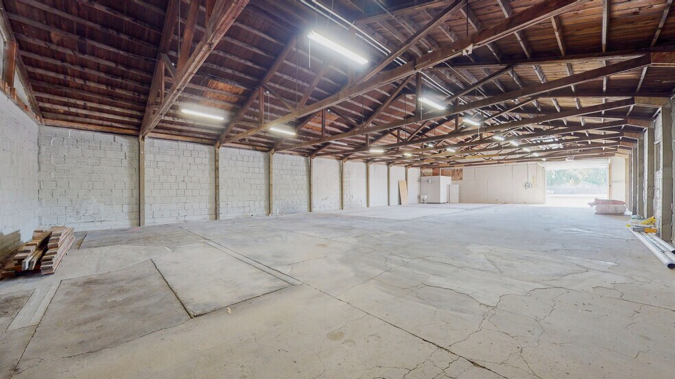 More Photos Of 288 Main St S, Hansen Warehouse For Lease