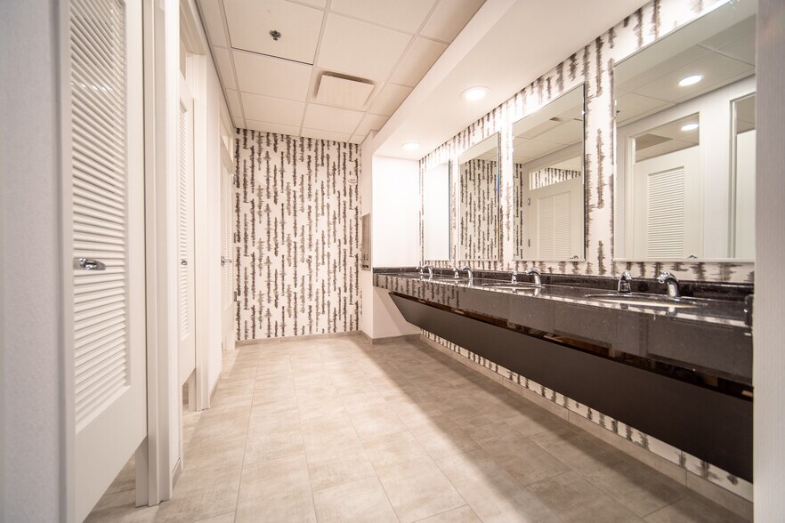 More Photos Of 1001 Summit Blvd, Atlanta Unknown For Lease