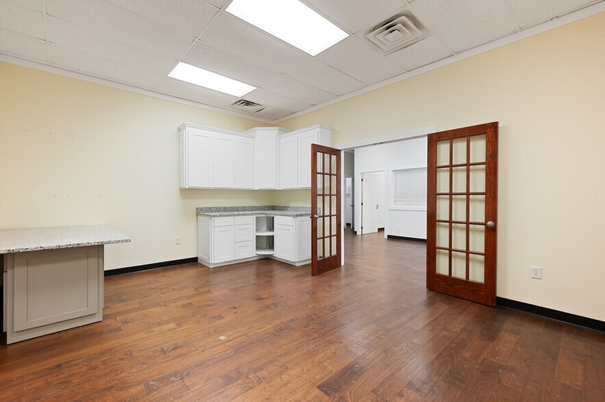 More Photos Of 616 Bay St, Brunswick Warehouse For Lease