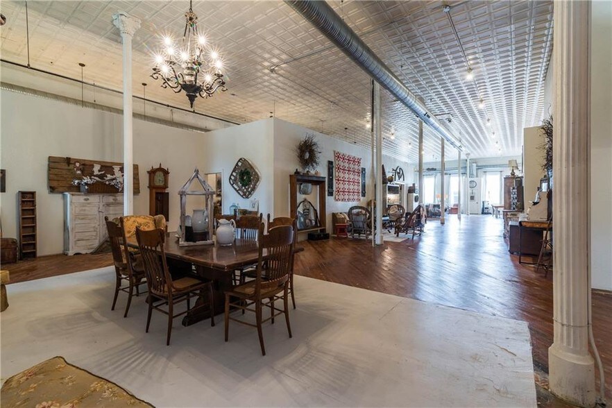 More Photos Of 306 W Main St, Denison Storefront For Sale