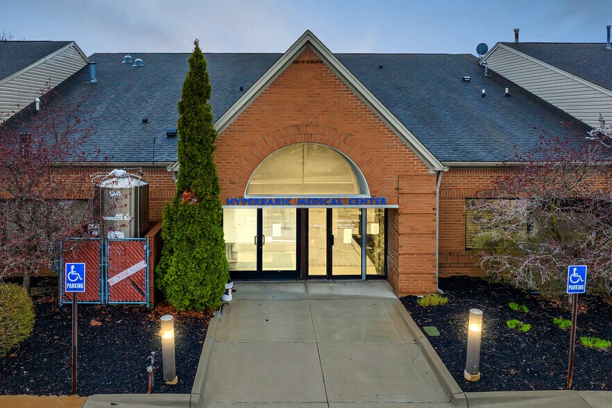 Primary Photo Of 42490 Garfield Rd, Clinton Township Medical For Lease