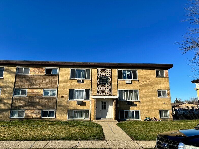 More Photos Of 108 W Elizabeth Dr, Addison Apartments For Sale