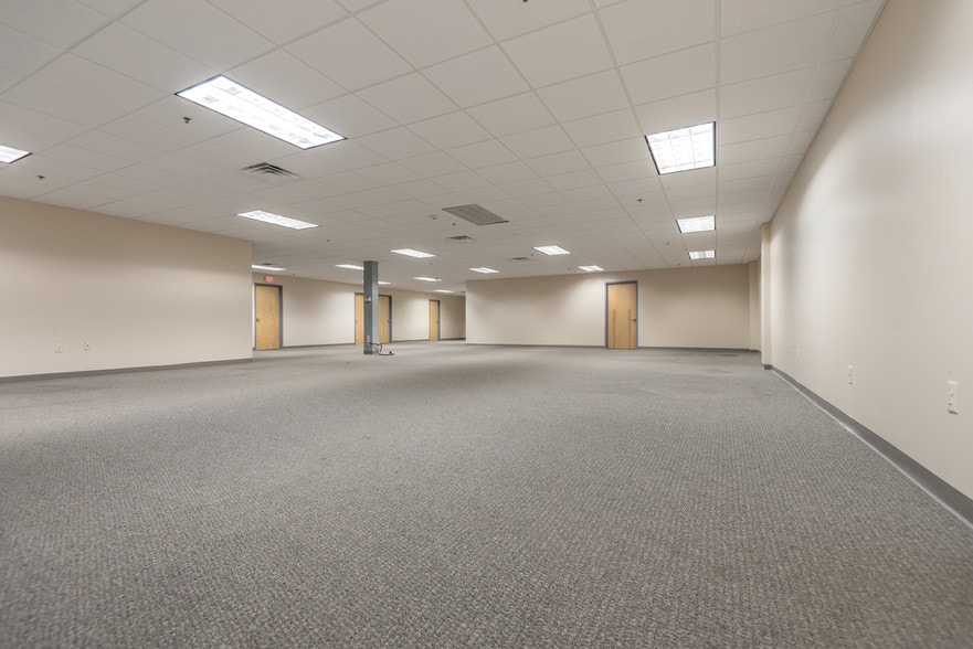More Photos Of 26 Parkridge Rd, Haverhill Research And Development For Lease