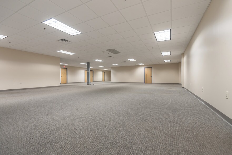 More Photos Of 26 Parkridge Rd, Haverhill Research And Development For Lease
