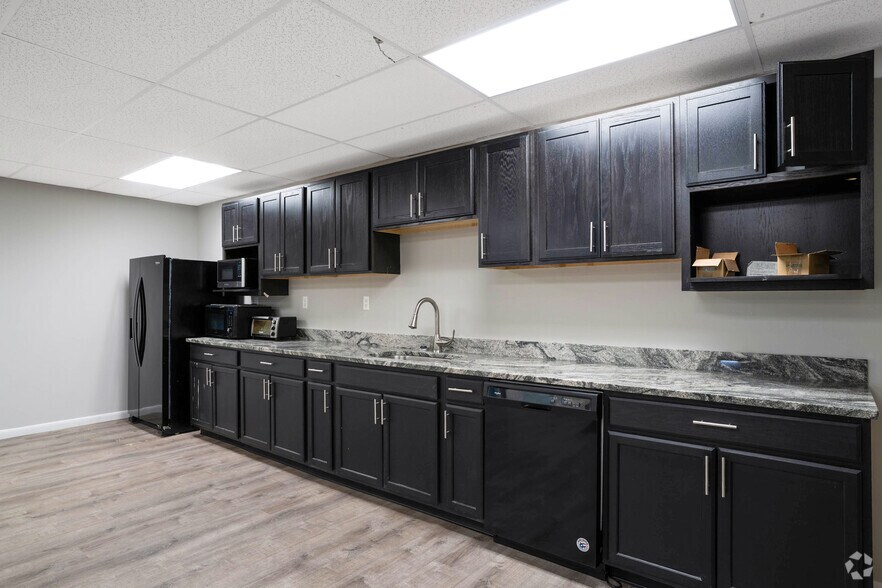 More Photos Of 612-616 Dwight St, Springfield Warehouse For Lease