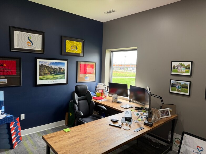 More Photos Of 100 Summer Ct, Georgetown Flex For Sale