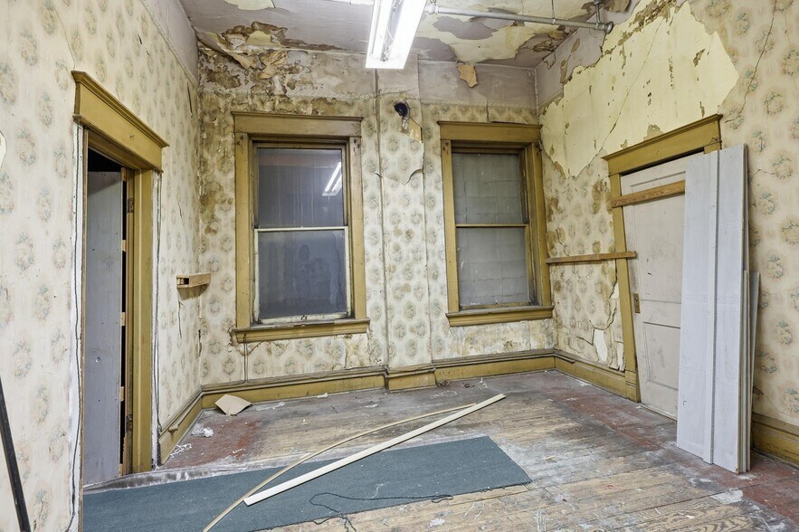 More Photos Of 117 E 4th St, Joplin Office For Sale