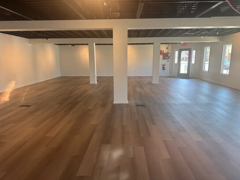 More Photos Of 830 E State St, Geneva Freestanding For Lease