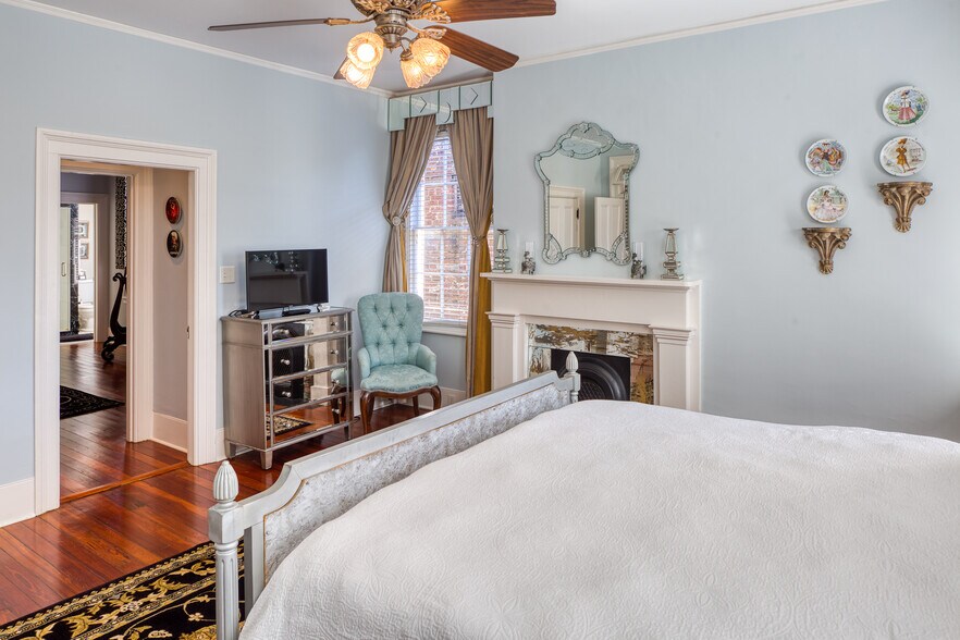 More Photos Of 14 E Taylor St, Savannah Specialty For Sale