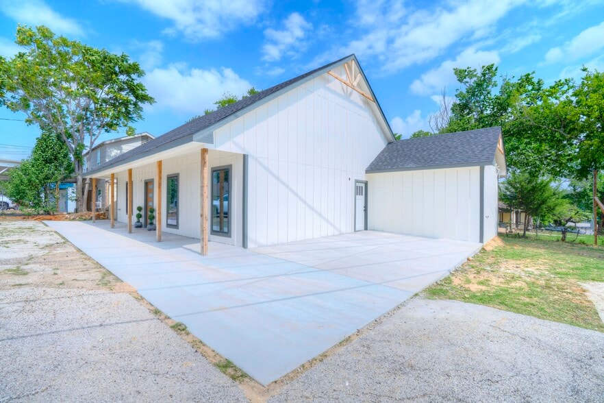 More Photos Of 4700 Barbara Rd, River Oaks Office For Sale