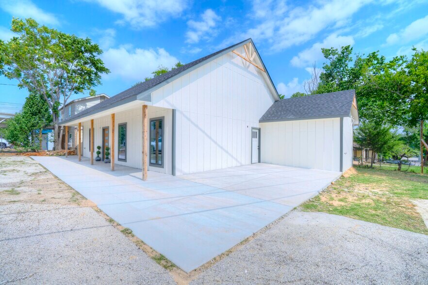 More Photos Of 4700 Barbara Rd, River Oaks Office For Sale