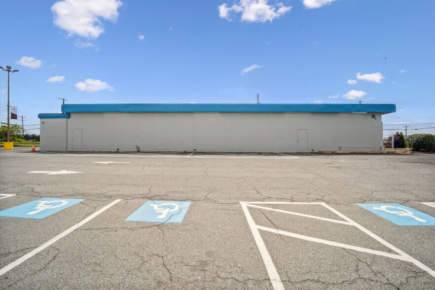 More Photos Of 5061 Allentown Rd, Suitland General Retail For Sale