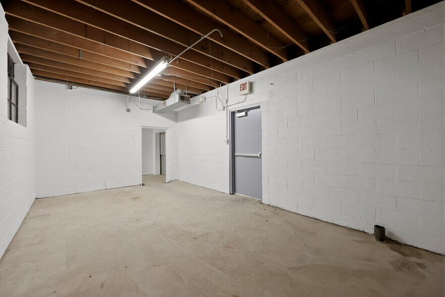 More Photos Of 937 Winchester Rd, Lexington Storefront For Lease