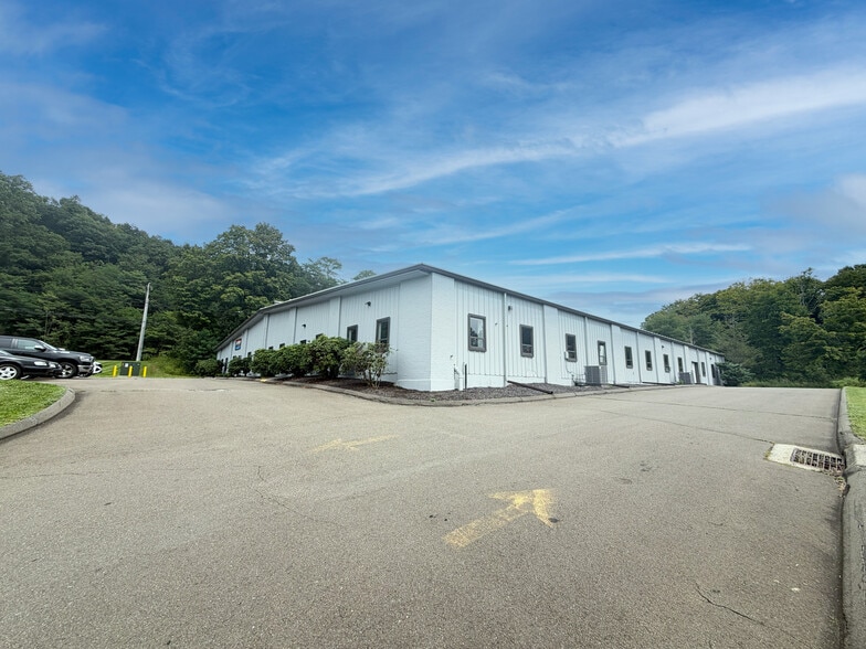 More Photos Of 2 Commerce Dr, North Branford Warehouse For Lease