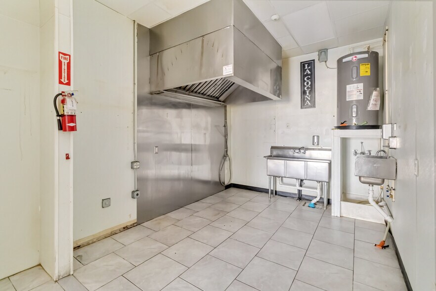 More Photos Of 2808 E Osceola Pky, Kissimmee Storefront Retail Office For Lease