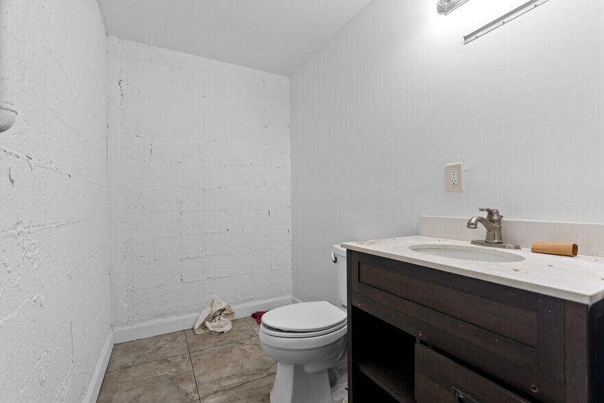 More Photos Of 7361-7391 NW 78th St, Medley Warehouse For Lease