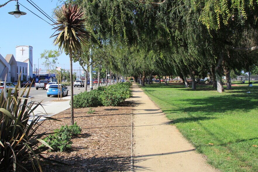 More Photos Of 10209 S Central Ave, Los Angeles Convenience Store For Lease