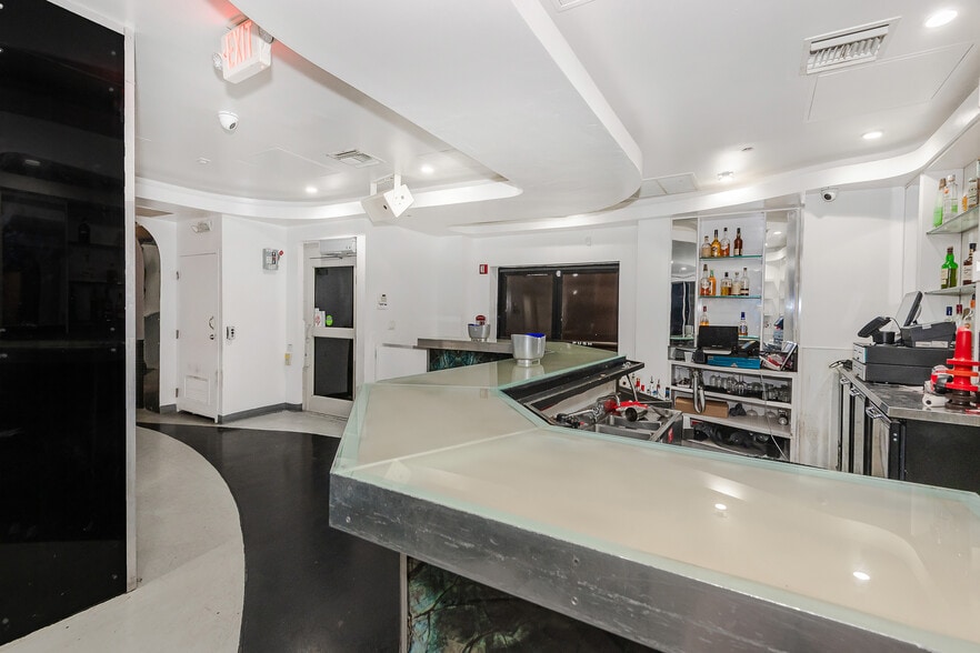 More Photos Of 145 SW 1st Ave, Fort Lauderdale Bar For Lease