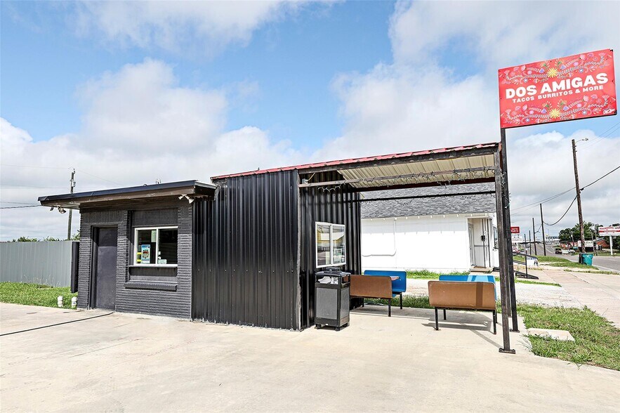 More Photos Of 406 W Wise St, Bowie Industrial For Sale