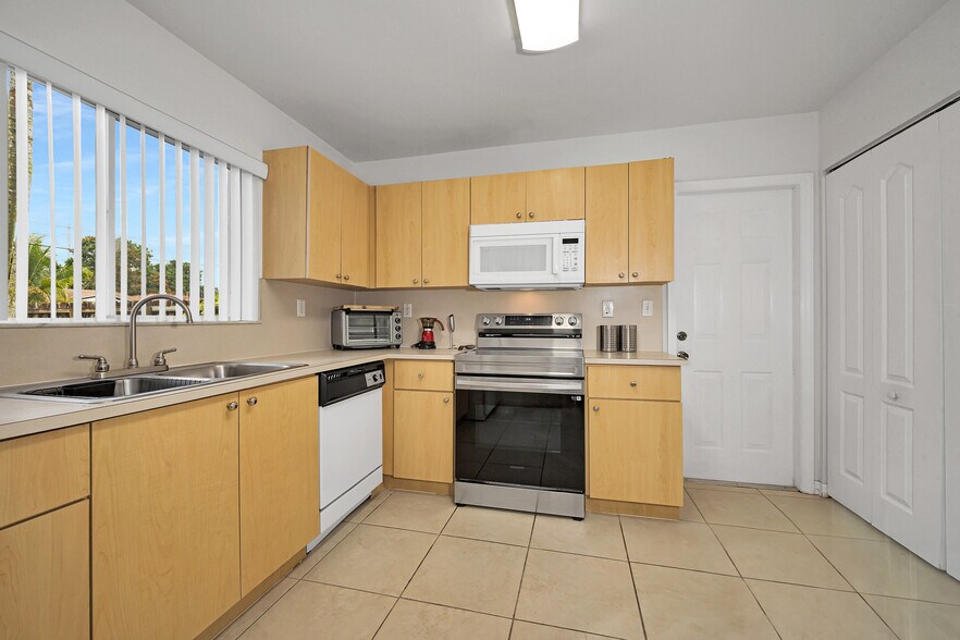 More Photos Of 2275 SW 61st Ave, Miami Apartments For Sale