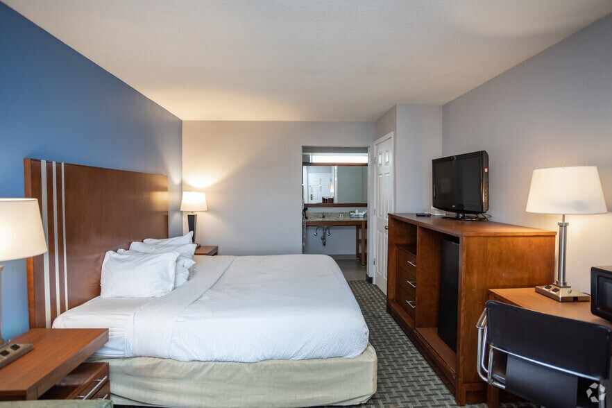 More Photos Of 5425 Clarkins Dr, Austintown Hotel For Sale