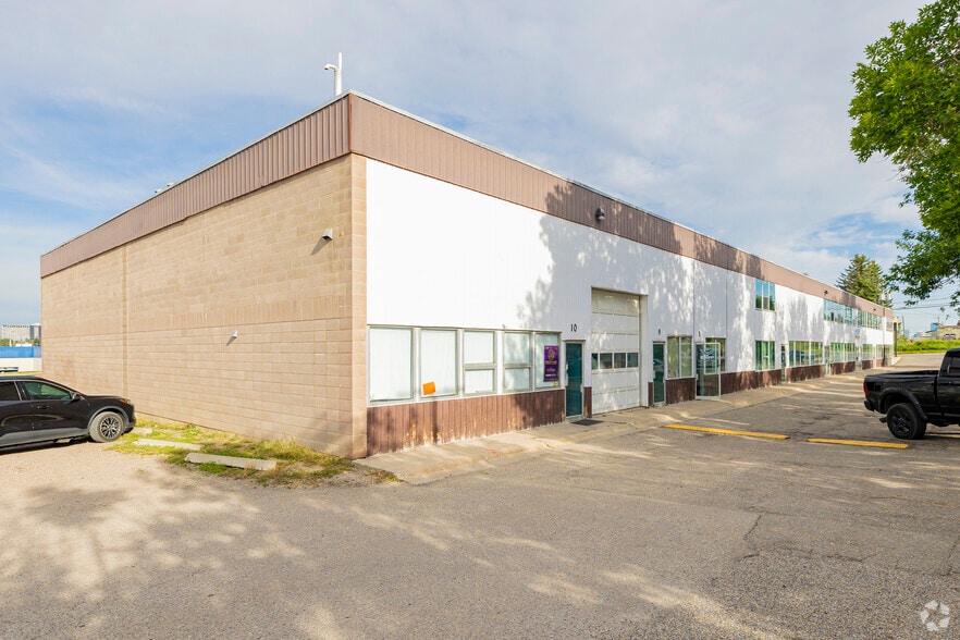 More Photos Of 6923 Farrell Rd SE, Calgary Showroom For Lease