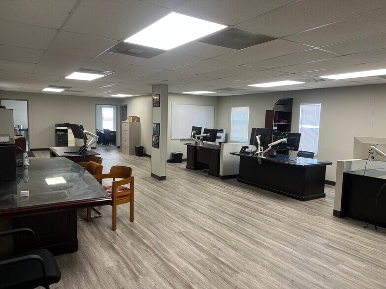 More Photos Of 20218 Crosby Fwy, Crosby Flex For Lease