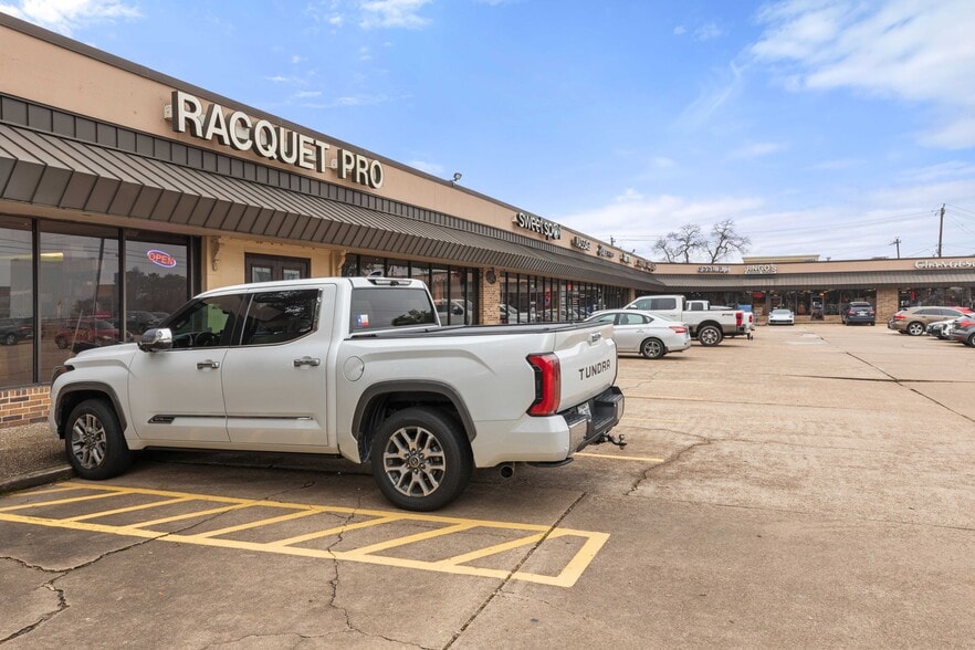 More Photos Of 16912-16972 Old Galveston Rd, Webster Unknown For Lease