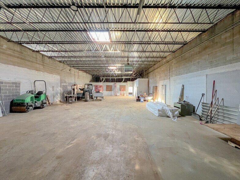More Photos Of 1541-1543 Bourbon Pky, Streamwood Light Distribution For Lease