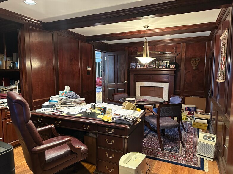 More Photos Of 1236 E Washington St, New Castle Showroom For Sale