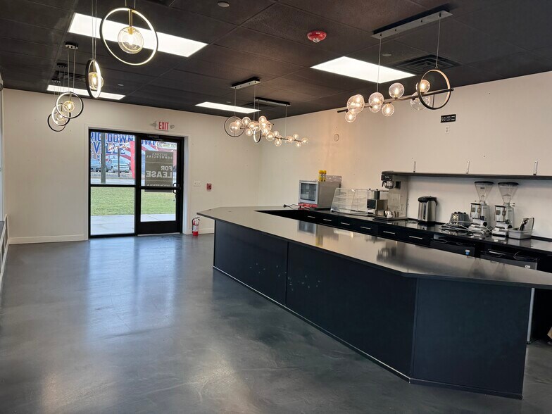 More Photos Of 109 S Bridge St, Yorkville Storefront Retail Residential For Lease