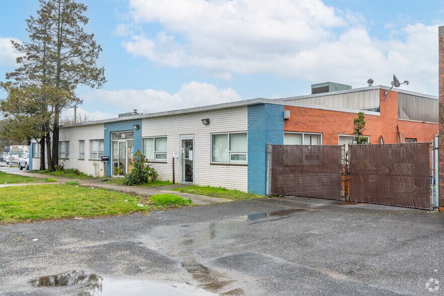 More Photos Of 195 Marine St, Farmingdale Warehouse For Lease
