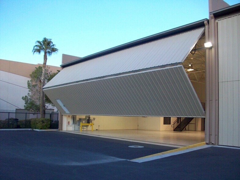 More Photos Of 1440 Jet Stream Dr, Henderson Airplane Hangar For Lease