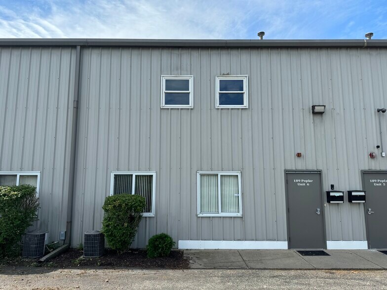 More Photos Of 189 Poplar Pl, North Aurora Warehouse For Lease