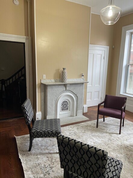 More Photos Of 8 Jackson Ct, Lawrence Office Residential For Lease