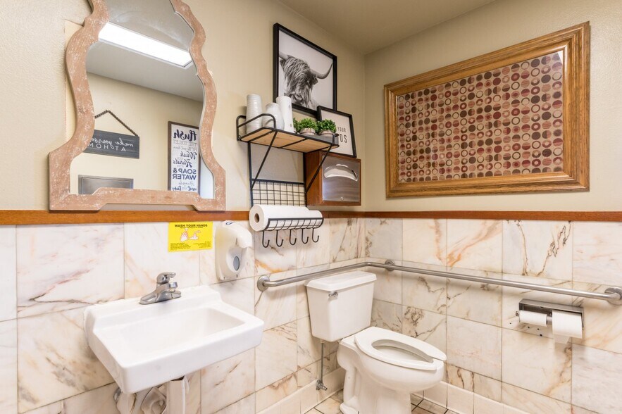 More Photos Of 858 W Lancaster Blvd, Lancaster Restaurant For Sale