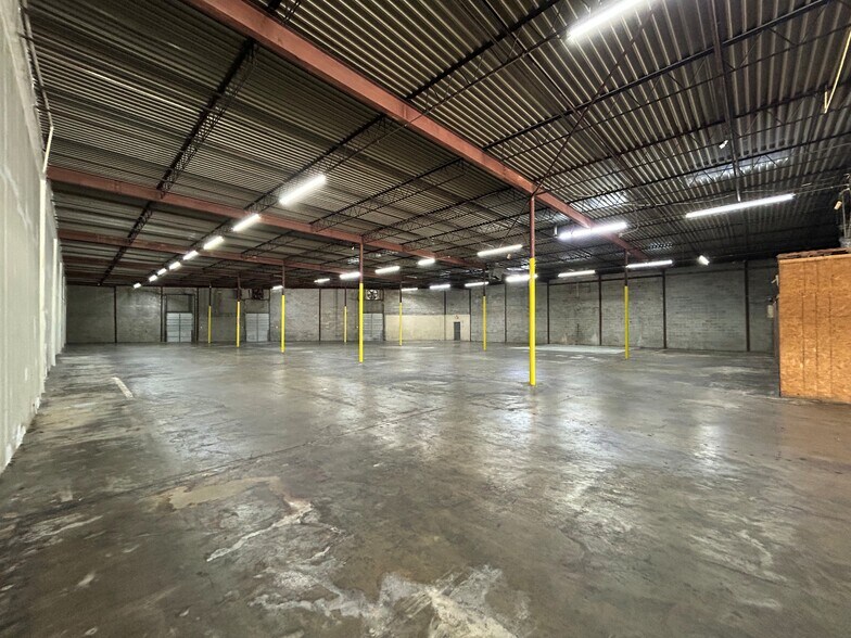 More Photos Of 5055-5061 Kennedy Rd, Forest Park Warehouse For Lease