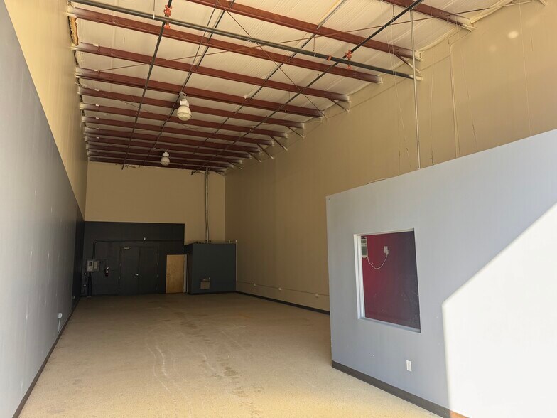 More Photos Of 450-494 NW Lake Whitney Pl, Port Saint Lucie Warehouse For Lease