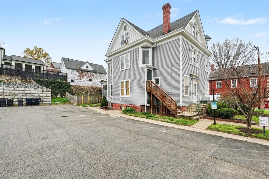 More Photos Of 1122 Caroline St, Fredericksburg Apartments For Sale