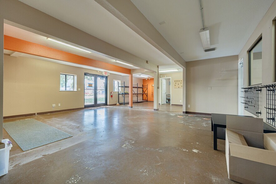 More Photos Of 110 Pine Ave, Oldsmar General Retail For Sale