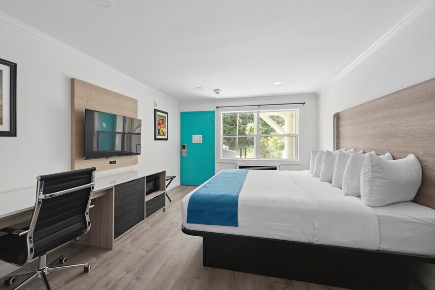 More Photos Of 337 Commercial St, Rockport Hotel For Sale