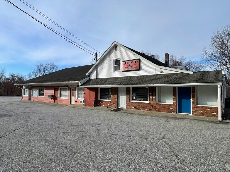 More Photos Of 15 River Rd, Willington General Retail For Lease