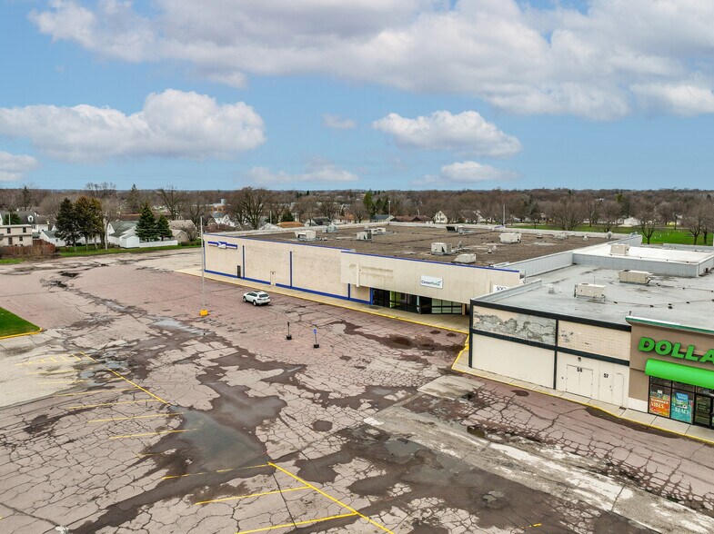 More Photos Of 308 S State St, Fairmont Unknown For Lease