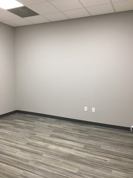 More Photos Of 123 Poplar Pointe Dr, Mooresville Flex For Lease