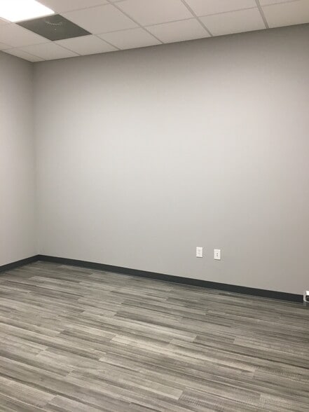 More Photos Of 123 Poplar Pointe Dr, Mooresville Flex For Lease