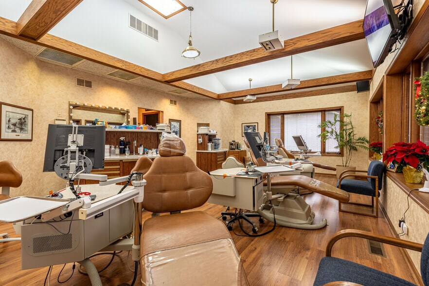 More Photos Of 915 N Milwaukee Ave, Libertyville Office For Sale