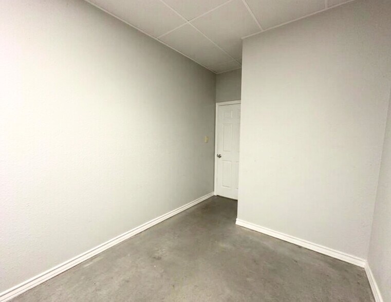 More Photos Of 3013 Joyce Dr, Fort Worth Showroom For Sale